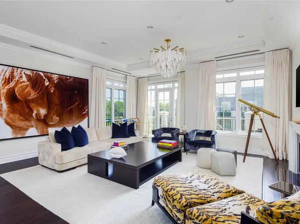 6000 Royal Court #6306, North Hills, NY 11040