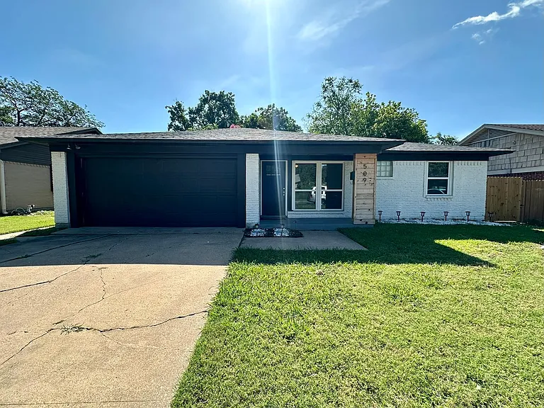 509 Dover Dr — Photo 2