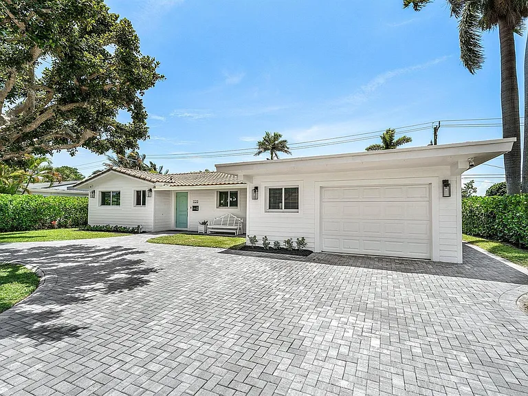 1128 SW 7th St — Photo 3