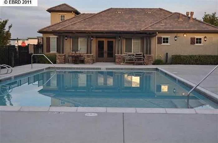 Swimming pool, clubhouse