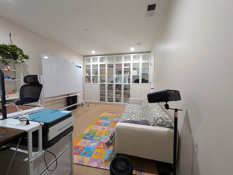 bedroom/study room