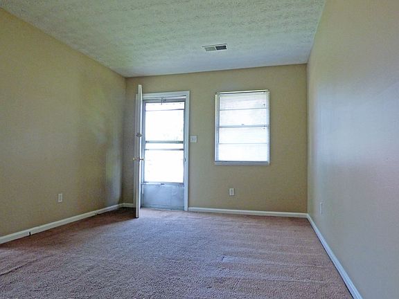 4th image of 1856 Chatsworth Dr #B