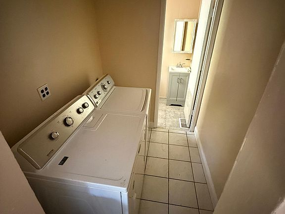 4th image of 588 Lowell Ave