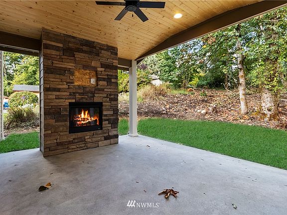 Large back patio w/Gas fireplace. 