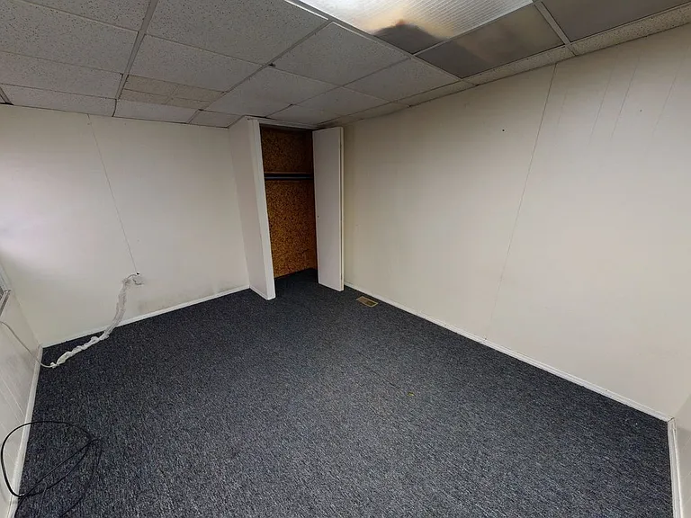 2431 Vine St — Photo 9