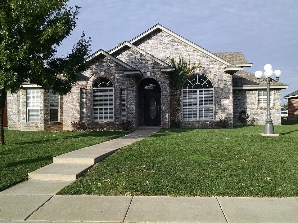 Front View w/Yard Light