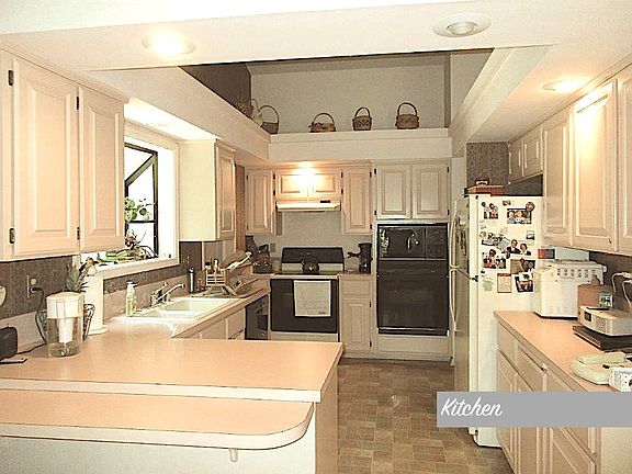 2nd image of 4 NE Heatherbrooke Ln