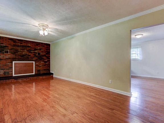 4th image of 5922 Clark Dr