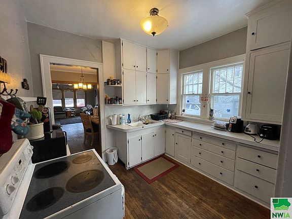 3rd image of 608 N Dakota St