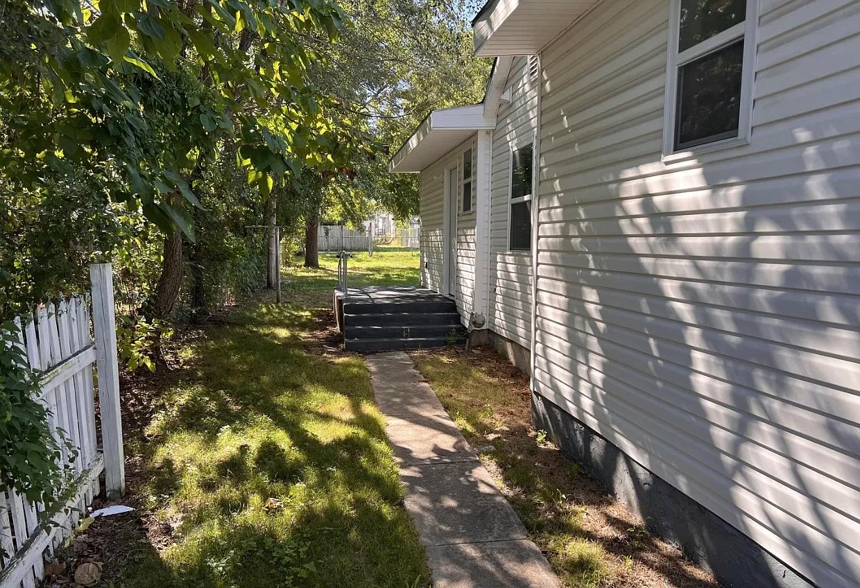 3 bed, 1028 sqft, $1,150 — Photo 3