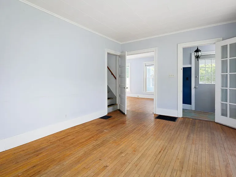 427 Flower Ave E — Photo 37