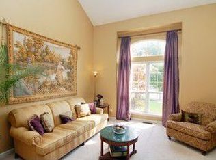 1890 S Falcon Dr, Libertyville, IL