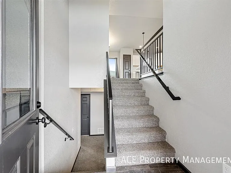 653 Rachel Ln — Photo 9