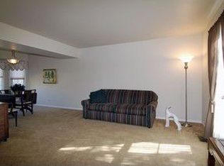332 Newport Ln, Aurora, IL 60504