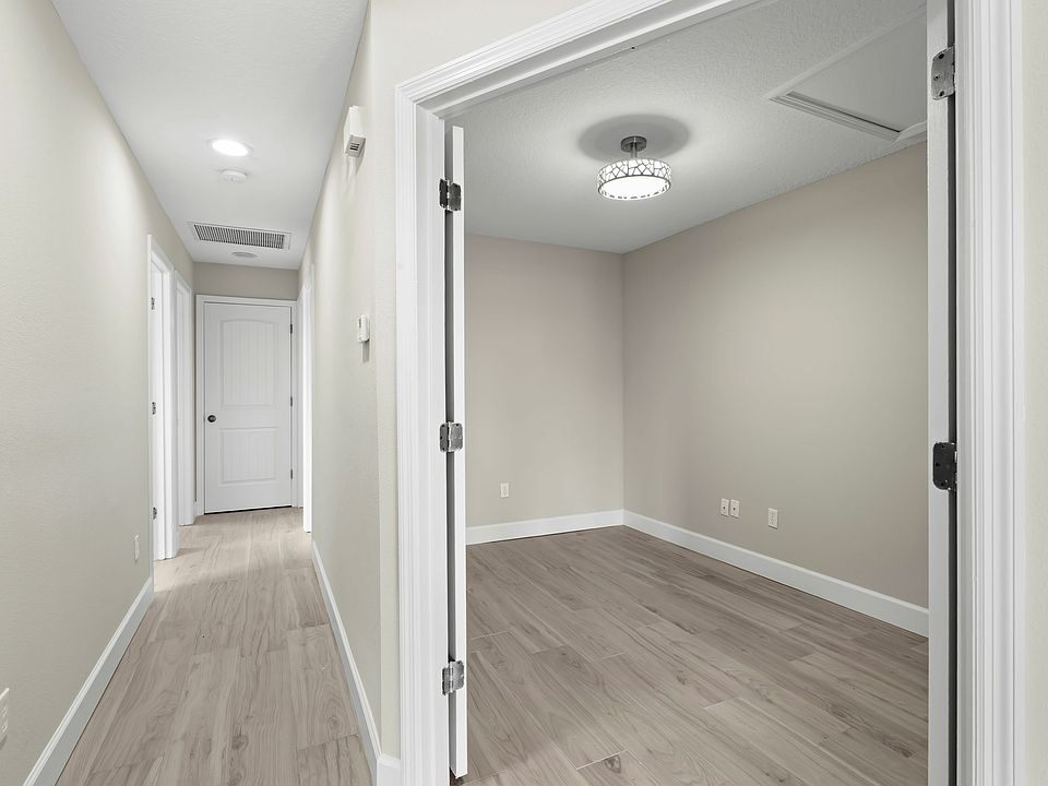 Den or Home Office in 2/2