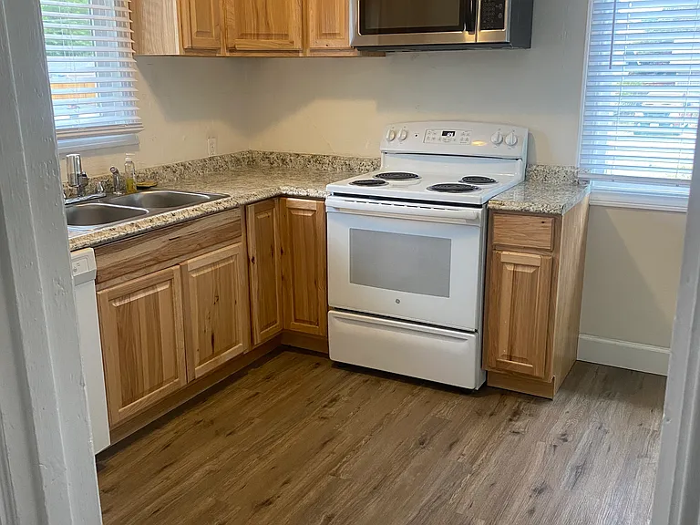 1132 SW Rogue River Ave — Photo 5
