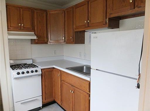 2nd image of 522 Somerset Ave