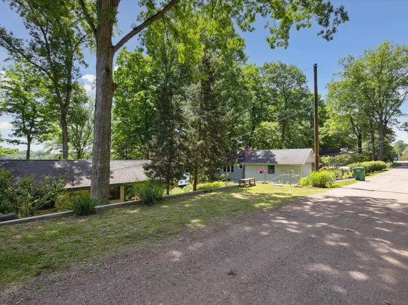 15571 Lakeview Dr, Buchanan, MI 49107