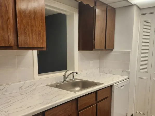55 Greentree Ln APT 27, Weymouth, MA 02190