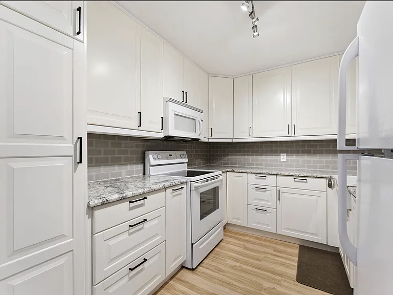 447 N Phelps Ave — Photo 6