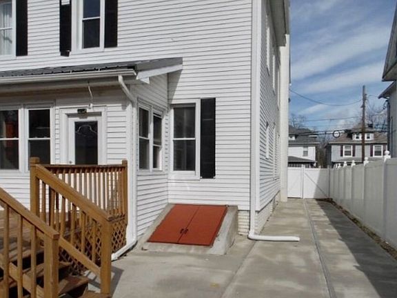 3rd image of 211-213 Montgomery Ave #211