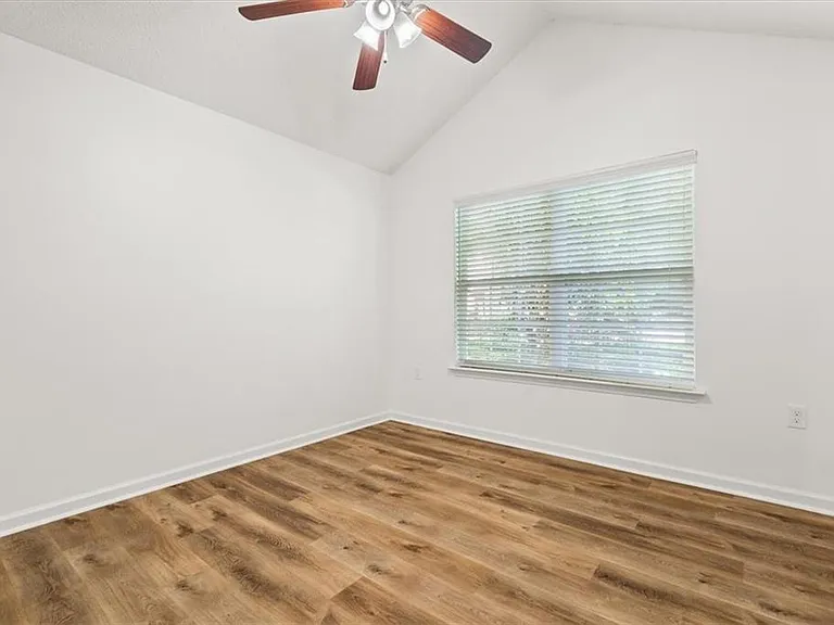 1305 Village Ln — Photo 20