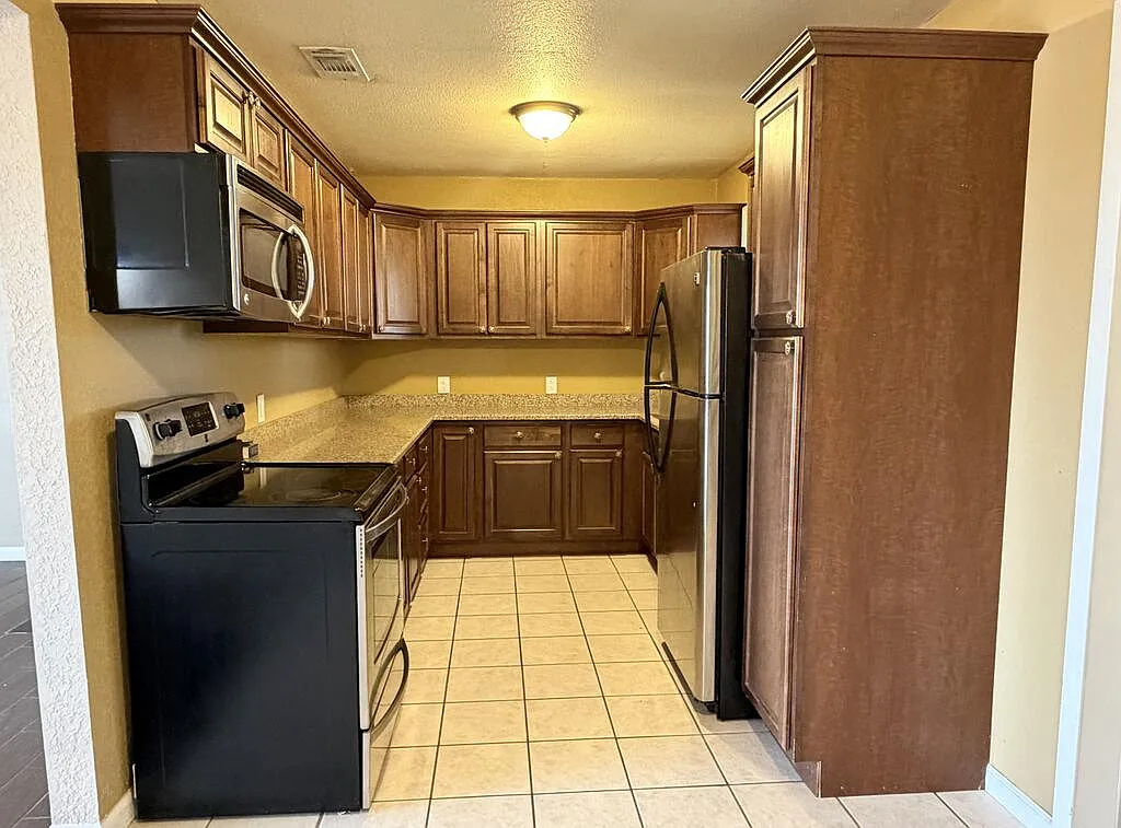 3 bed, 1.0 bath, 1382 sqft, $2,000 — Photo 4