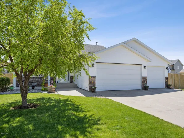 1095 Parkway Ln, West Fargo, ND 58078