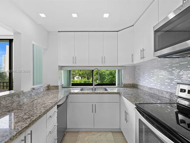 17021 N Bay Rd #425 — Photo 7