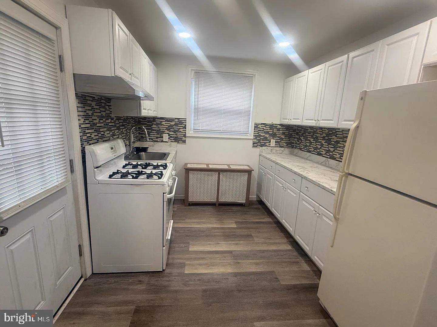3 bed, 1.0 bath, 1068 sqft, $1,800 — Photo 4