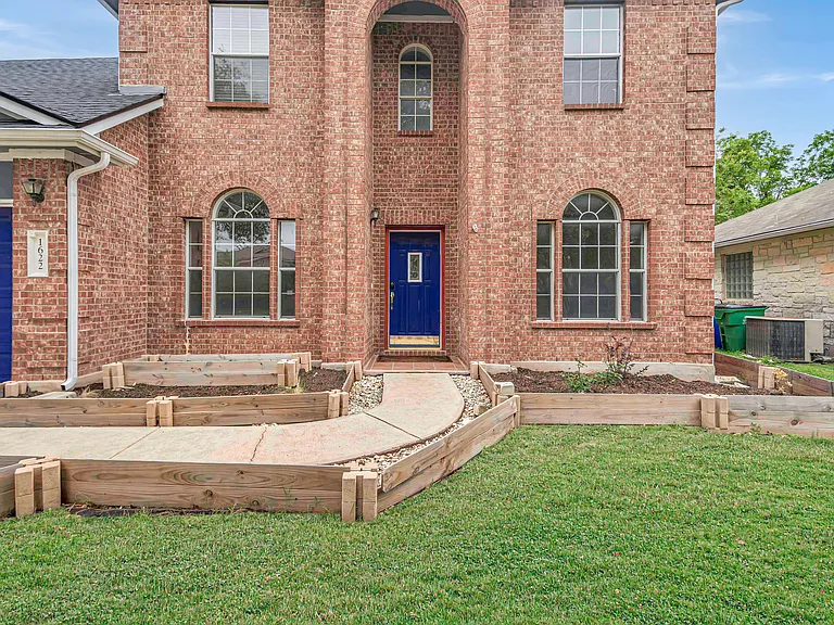 1622 Abbey Ln — Photo 4
