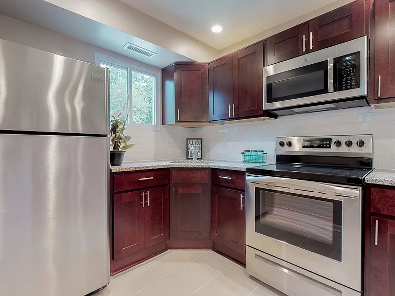 1403 Wentworth Ave — Photo 6