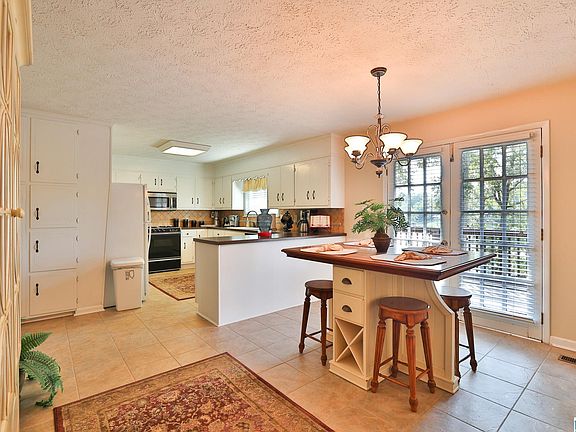 4th image of 134 Hickory Ln