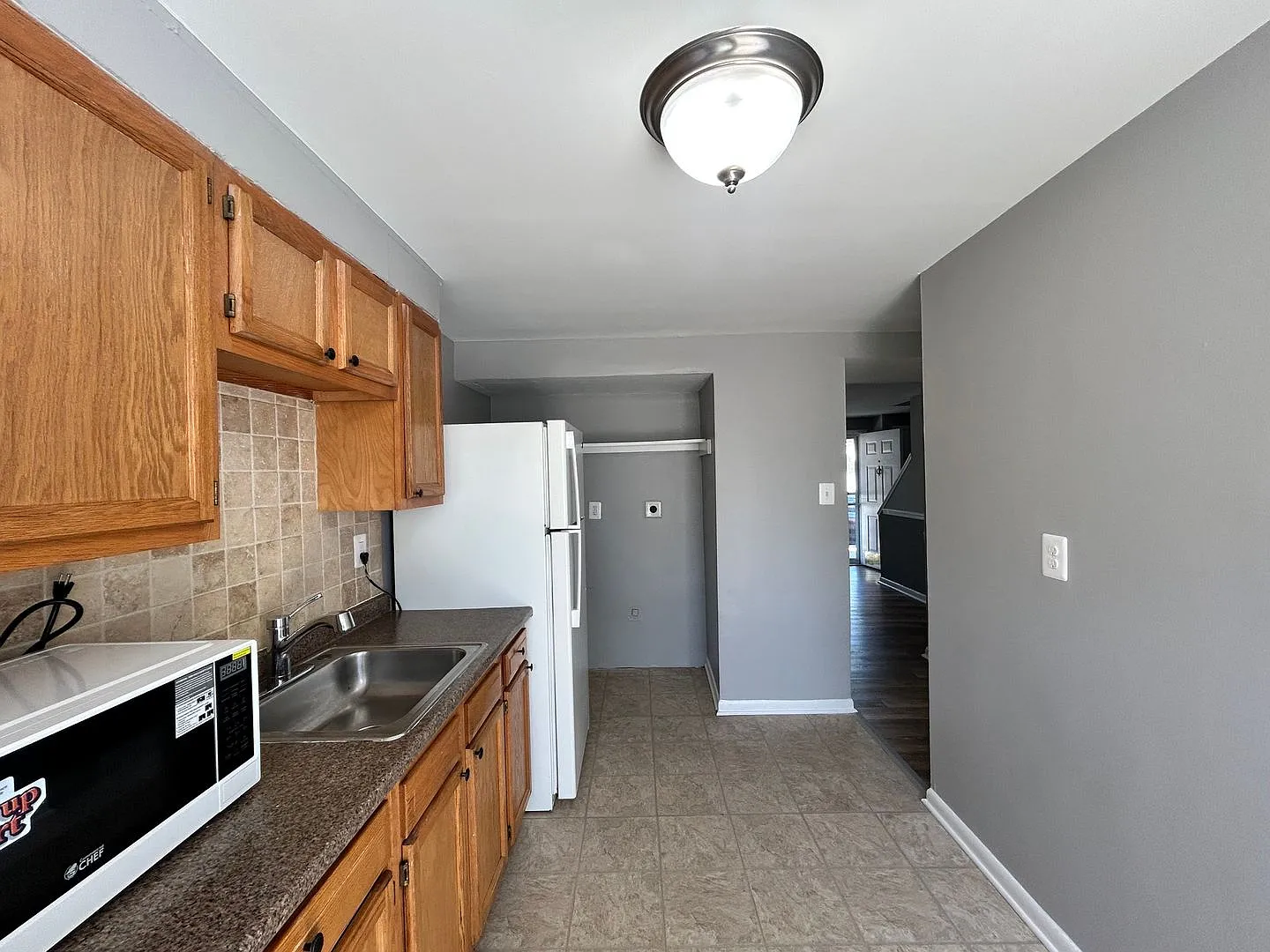 Baltimore - 2 Bedrooms and 1 baths Available! — Photo 2