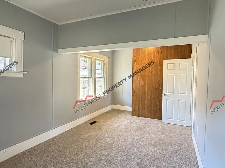 927 Marion St — Photo 11