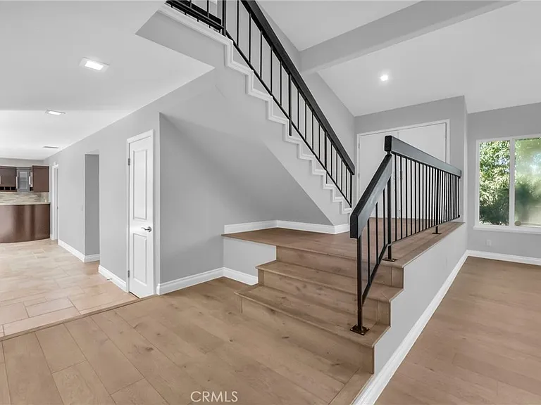 4642 Poe Ave — Photo 8