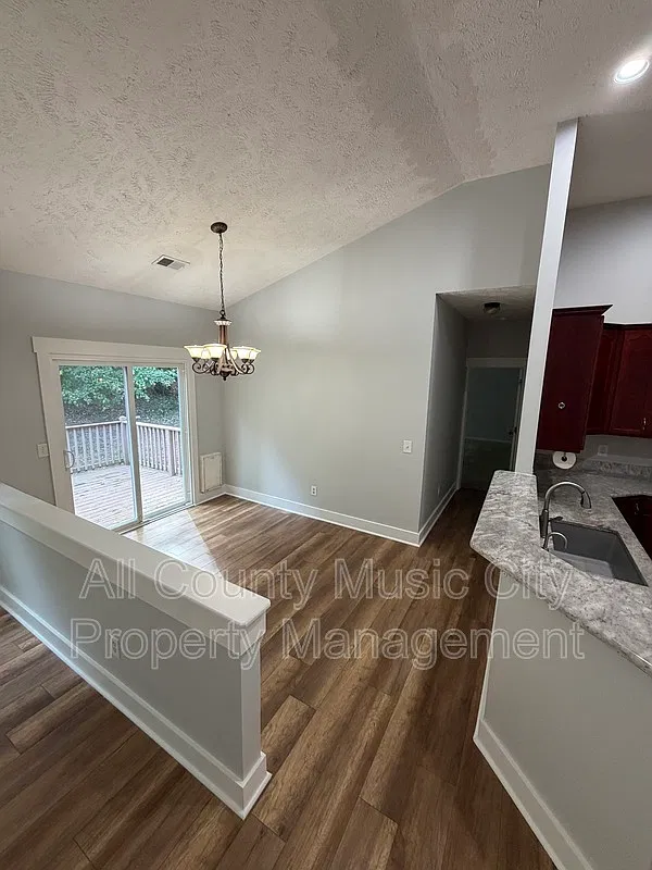 3 bed, 2.0 bath, 2013 sqft, $2,300 — Photo 4