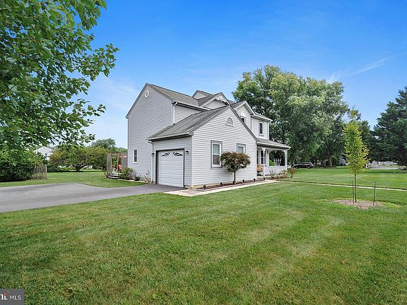 2nd image of 401 Dogwood Ln