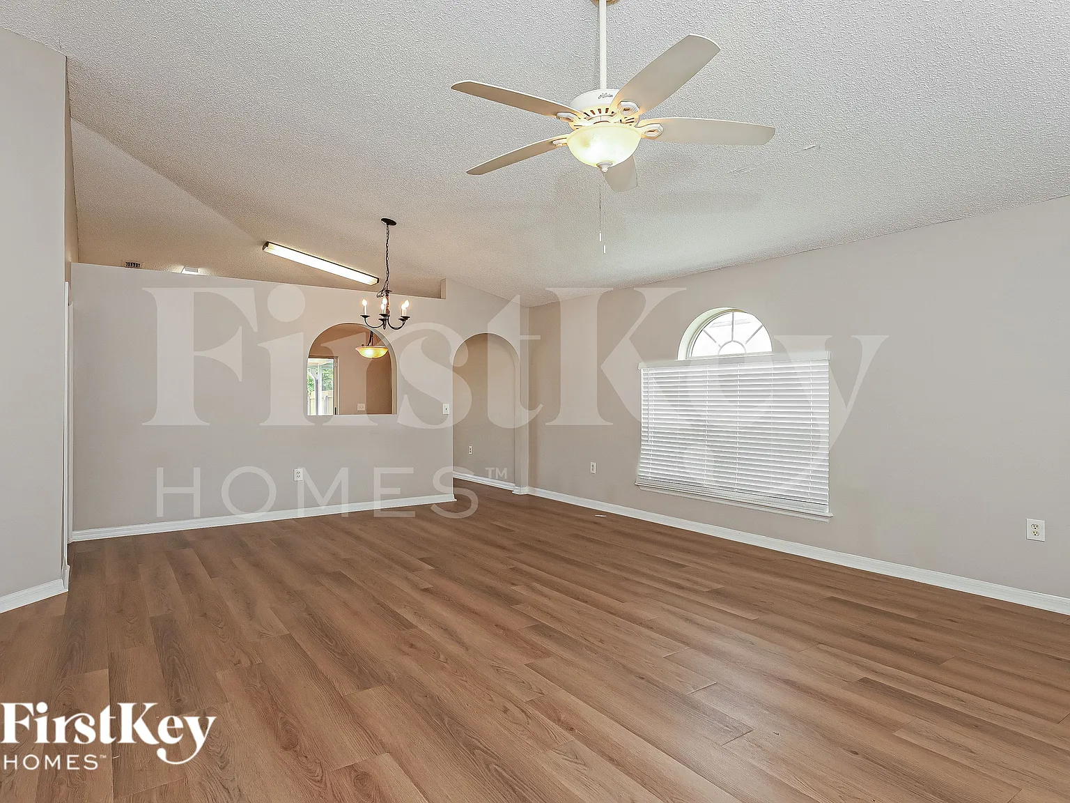 3 bed, 2.0 bath, 1292 sqft, $1,655 — Photo 2
