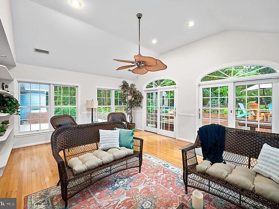 4th image of 33 Carriage Hill Ln