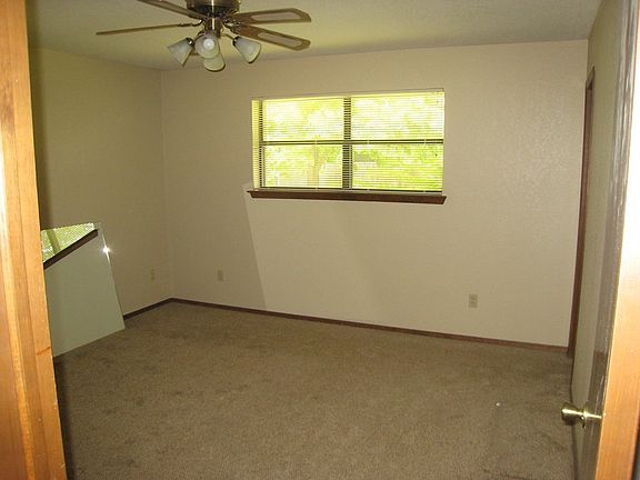 5th image of 214 Crestwood Dr