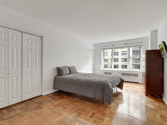 5th image of 8C Manhattan Ave