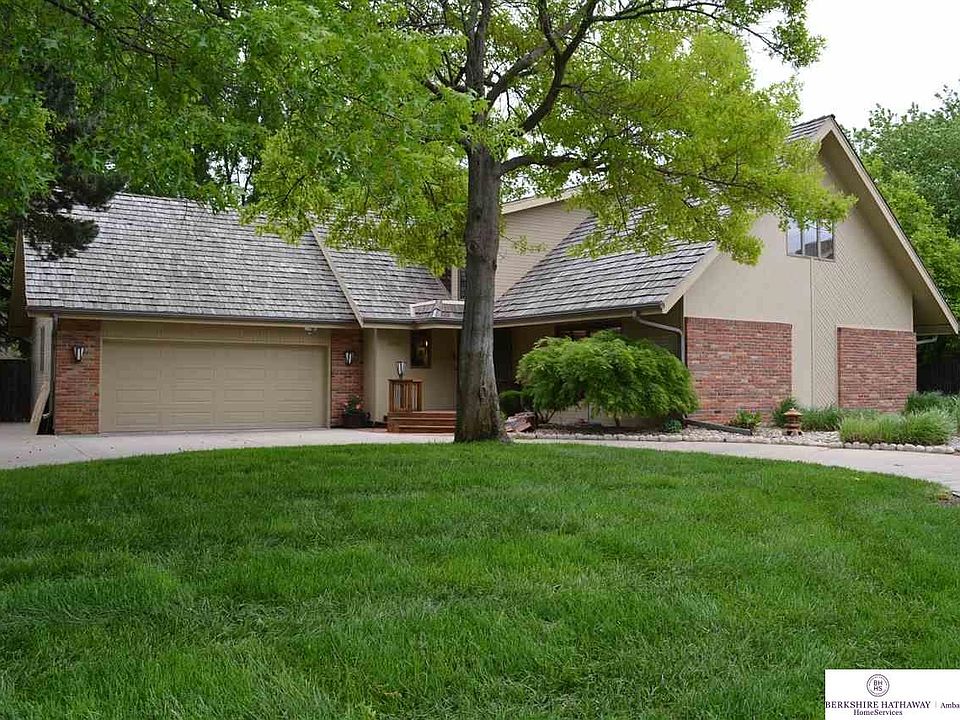 Circle driveway with 3rd parking pad on cul-desac