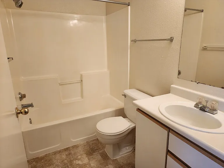 2227 S Stephen Ave #101 — Photo 15