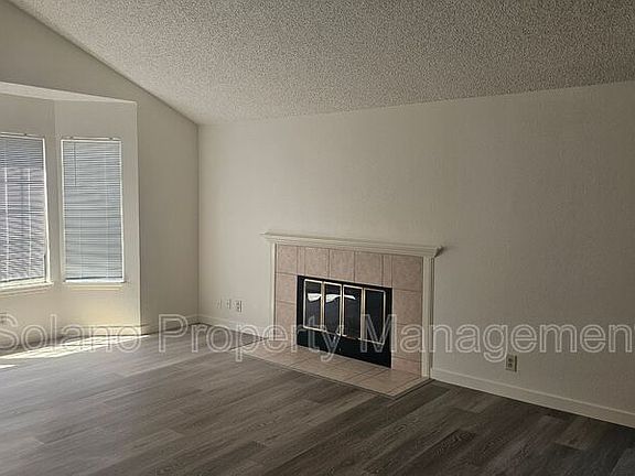 4th image of 385 Portsmouth Ave