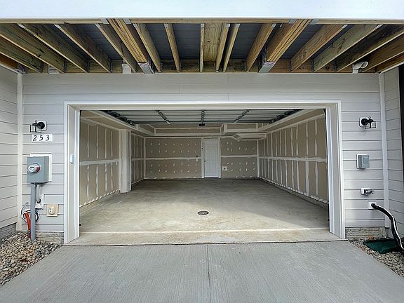 2nd image of 253 Willis St