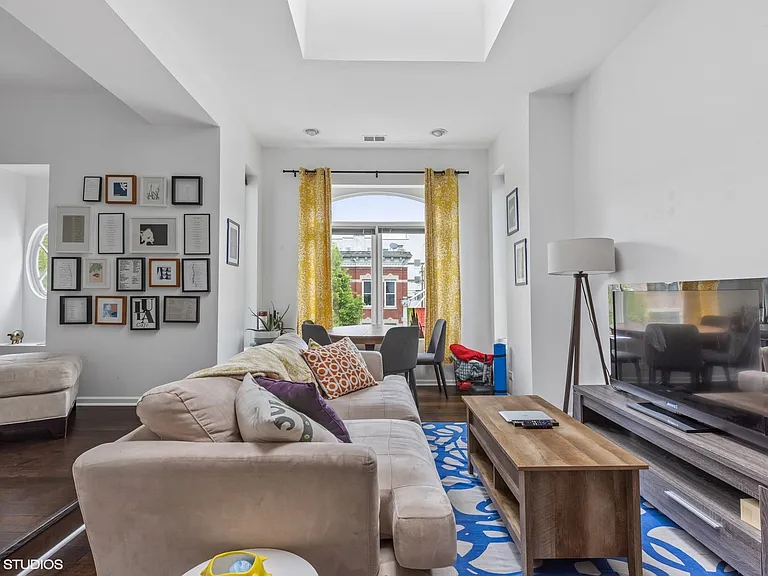 2042 W Crystal St #2R — Photo 2