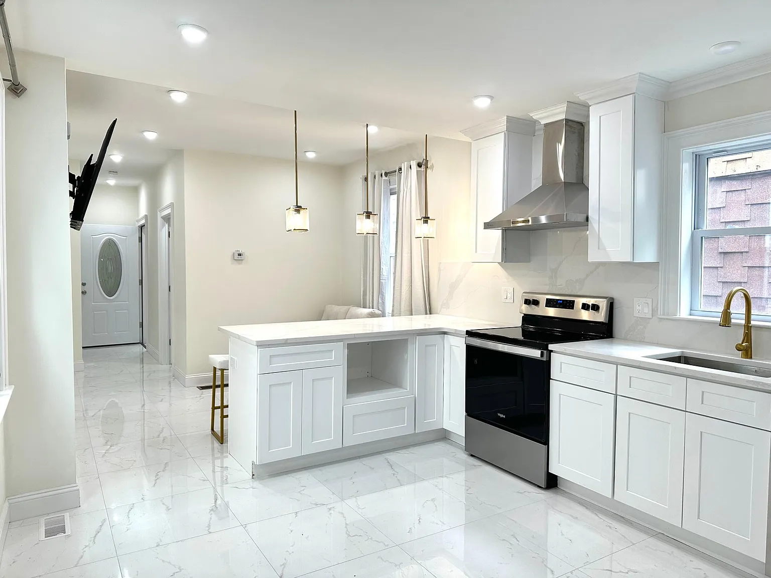 3 bed, 1055 sqft, $1,170 — Photo 2