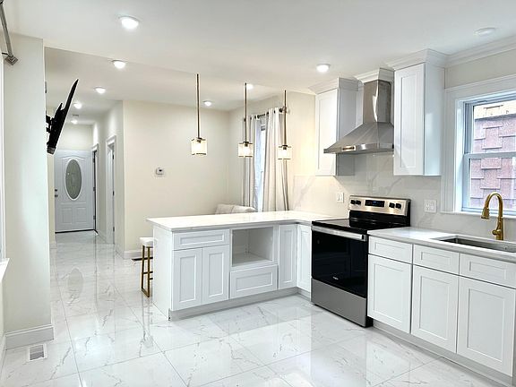 2nd image of 11 Burrell St #1