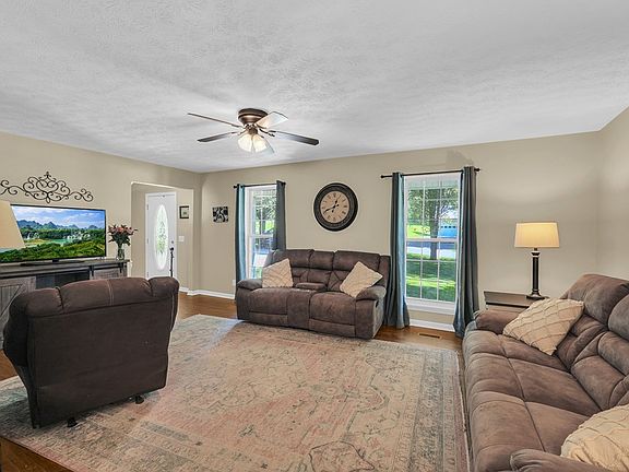 4th image of 3151 Sparks Dr